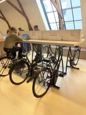 Knjižnica u Utrechtu nudi biciklistima da napune svoje e-uređaje vozeći bicikl